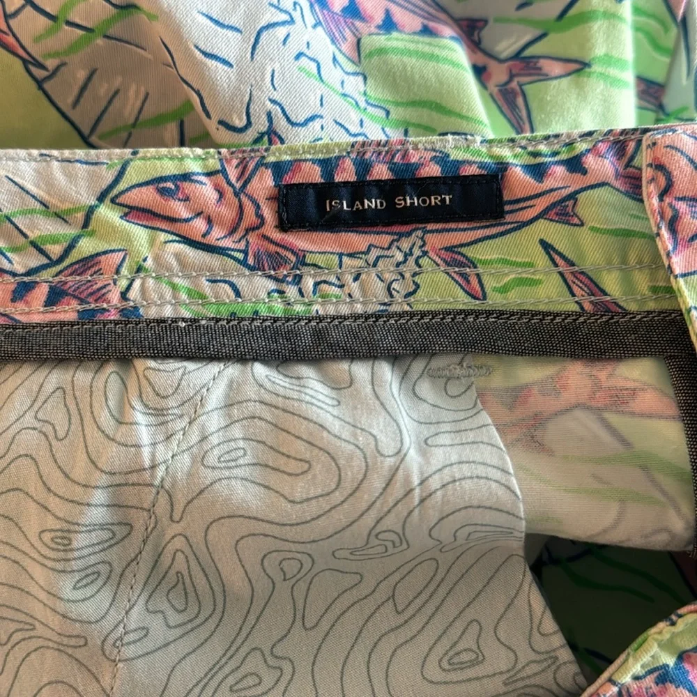 NWT Vineyard Vines Island Shorts | Fish & Conch Print | Waist 33 | 7" Inseam - Picture 4 of 5